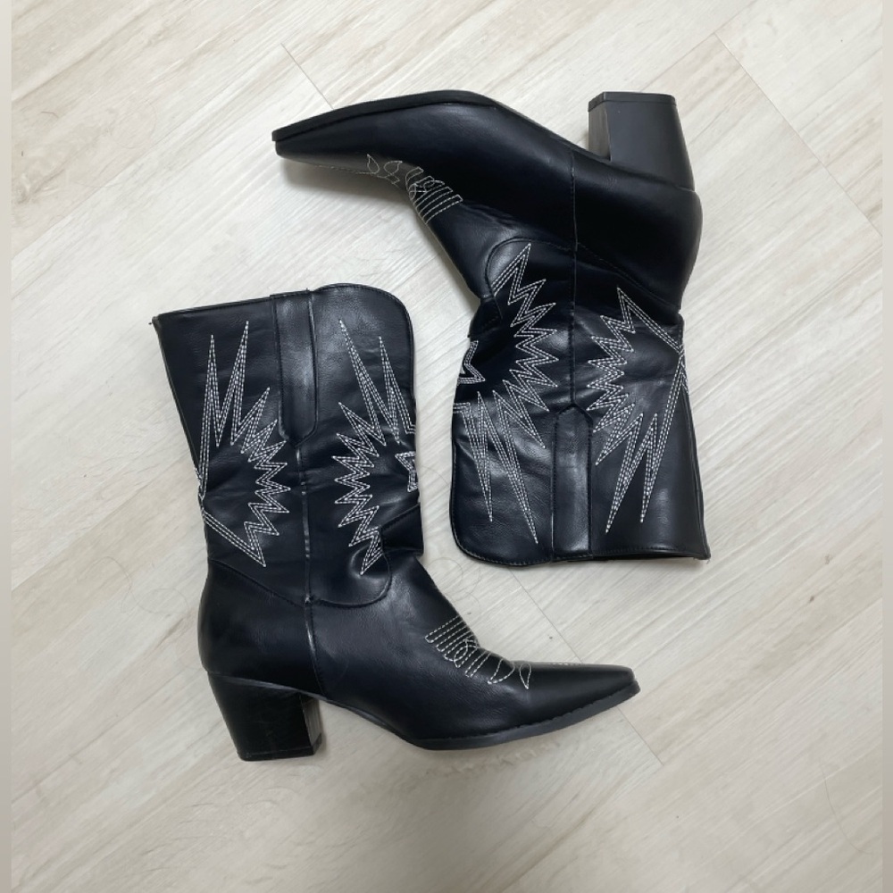 Black cowboy boots with star embroidery